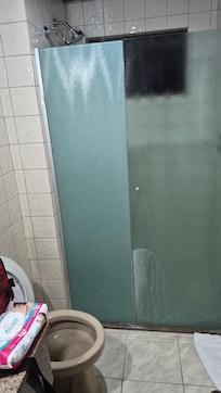 Descarga travando quando vc aperta, vc tem que abrir e puxar ela de volta. Box sujo. Ralo do banheiro preto e com um buraco. Quebrado