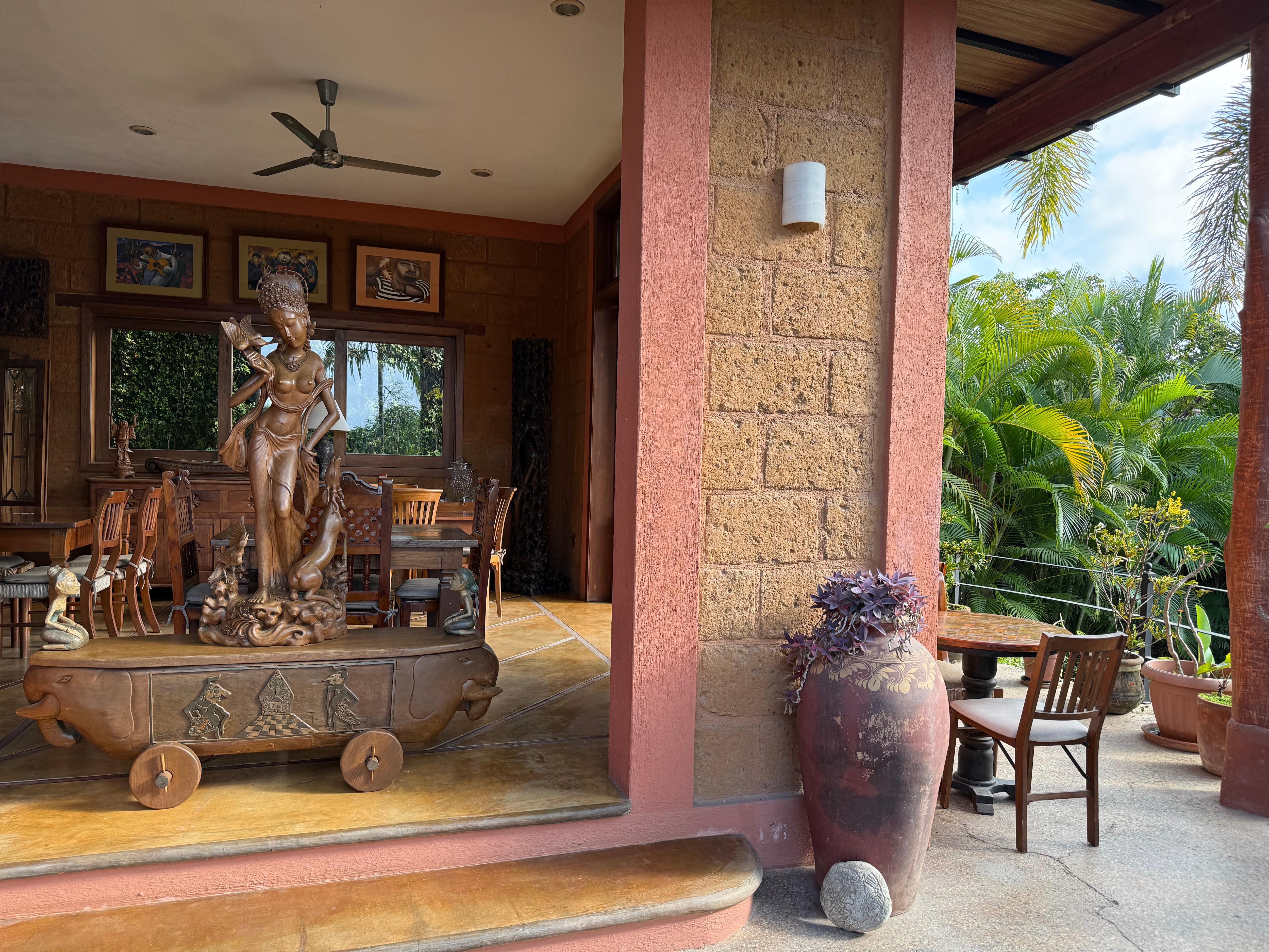 Lobby and breakfast area . 