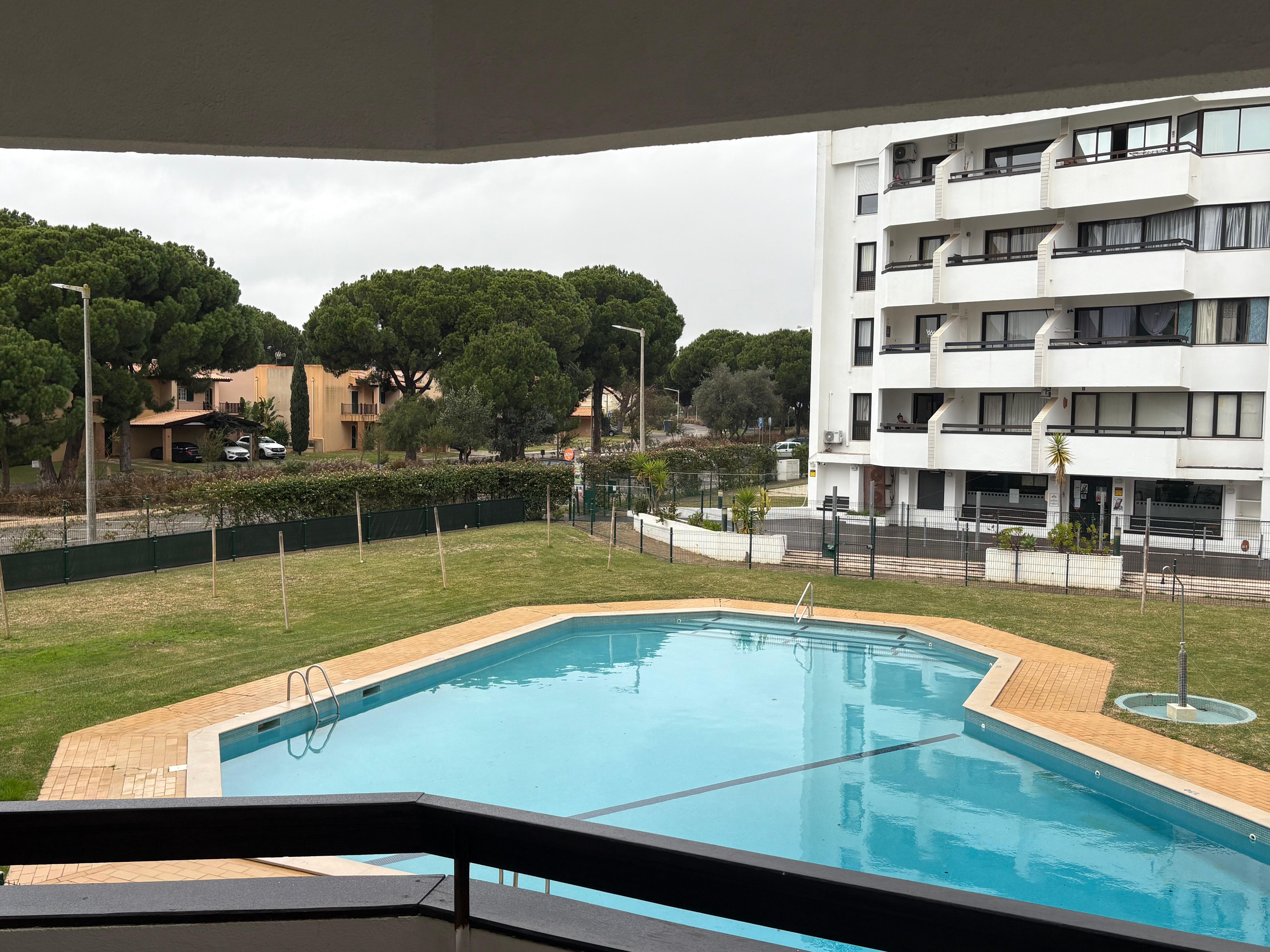 Autre vue arrière avec piscine 