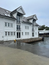 Flott utsikt fra 3. etasje i den gamle tønnefabrikken.