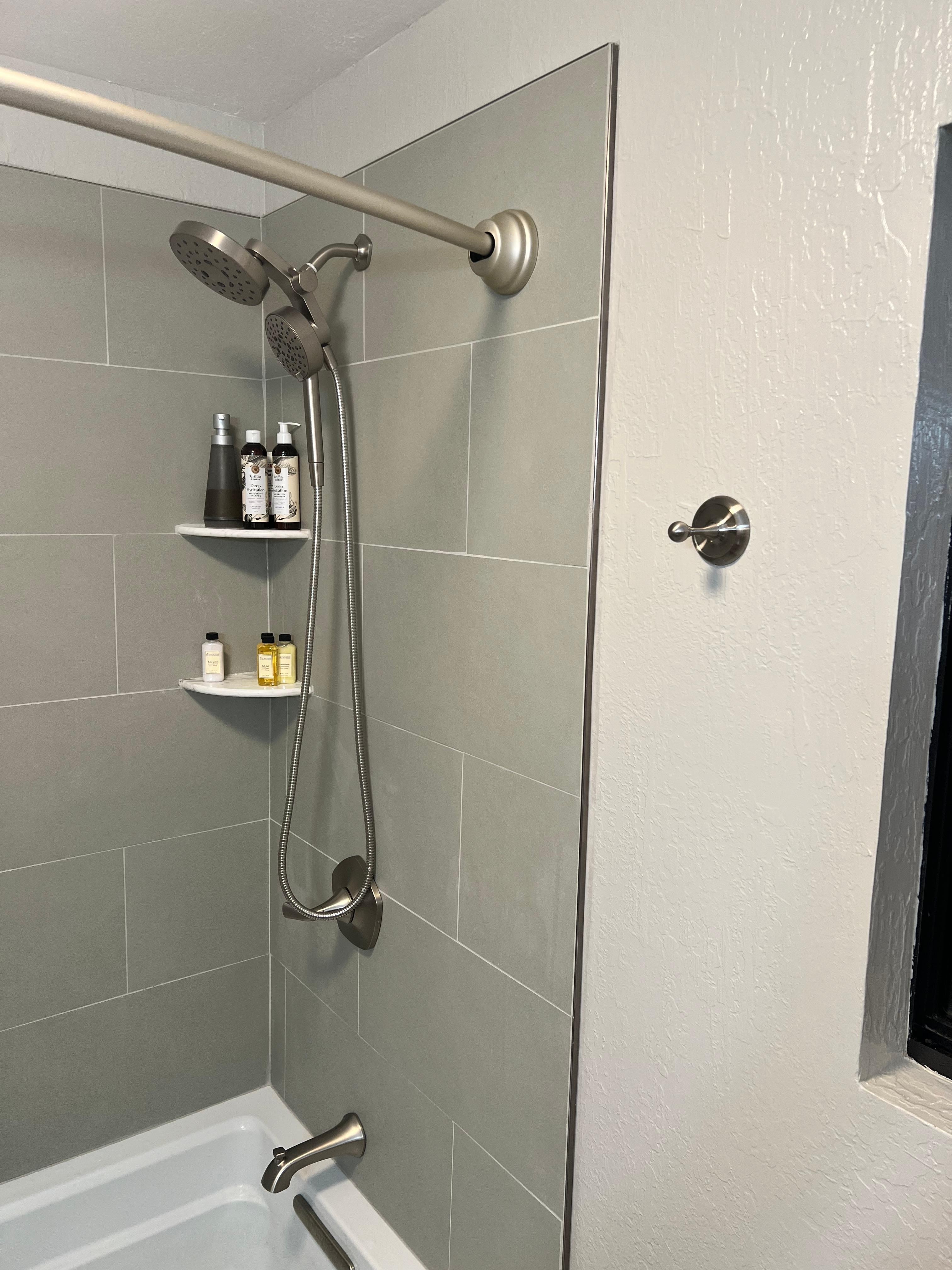 I snapped this photo as an idea for my own home bath.🙂