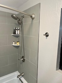 I snapped this photo as an idea for my own home bath.🙂