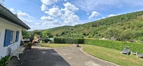 Genieten in de ruime tuin