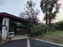 Terrasse couverte avec petit barbecue