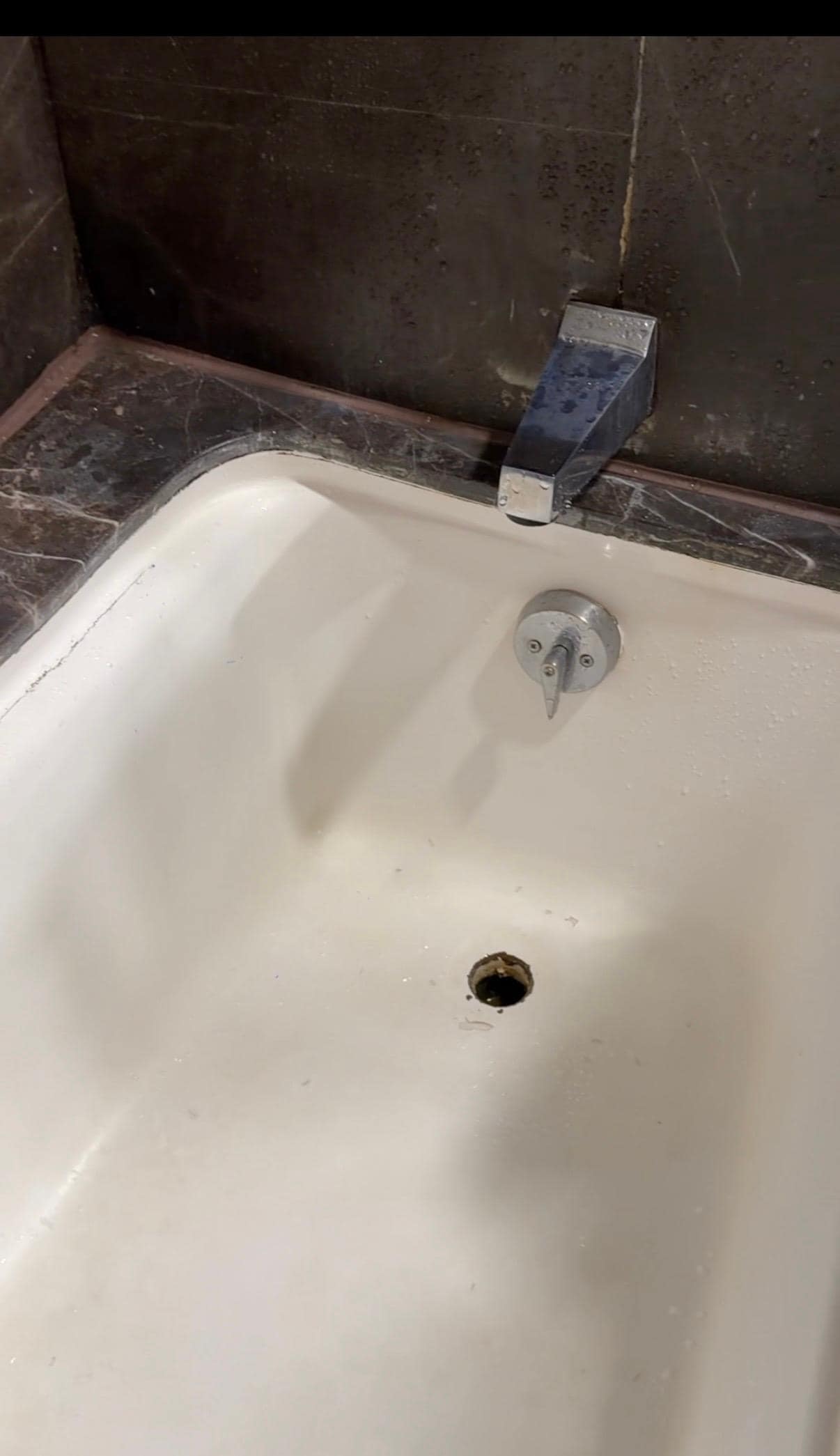 Bathtub is disgusting 