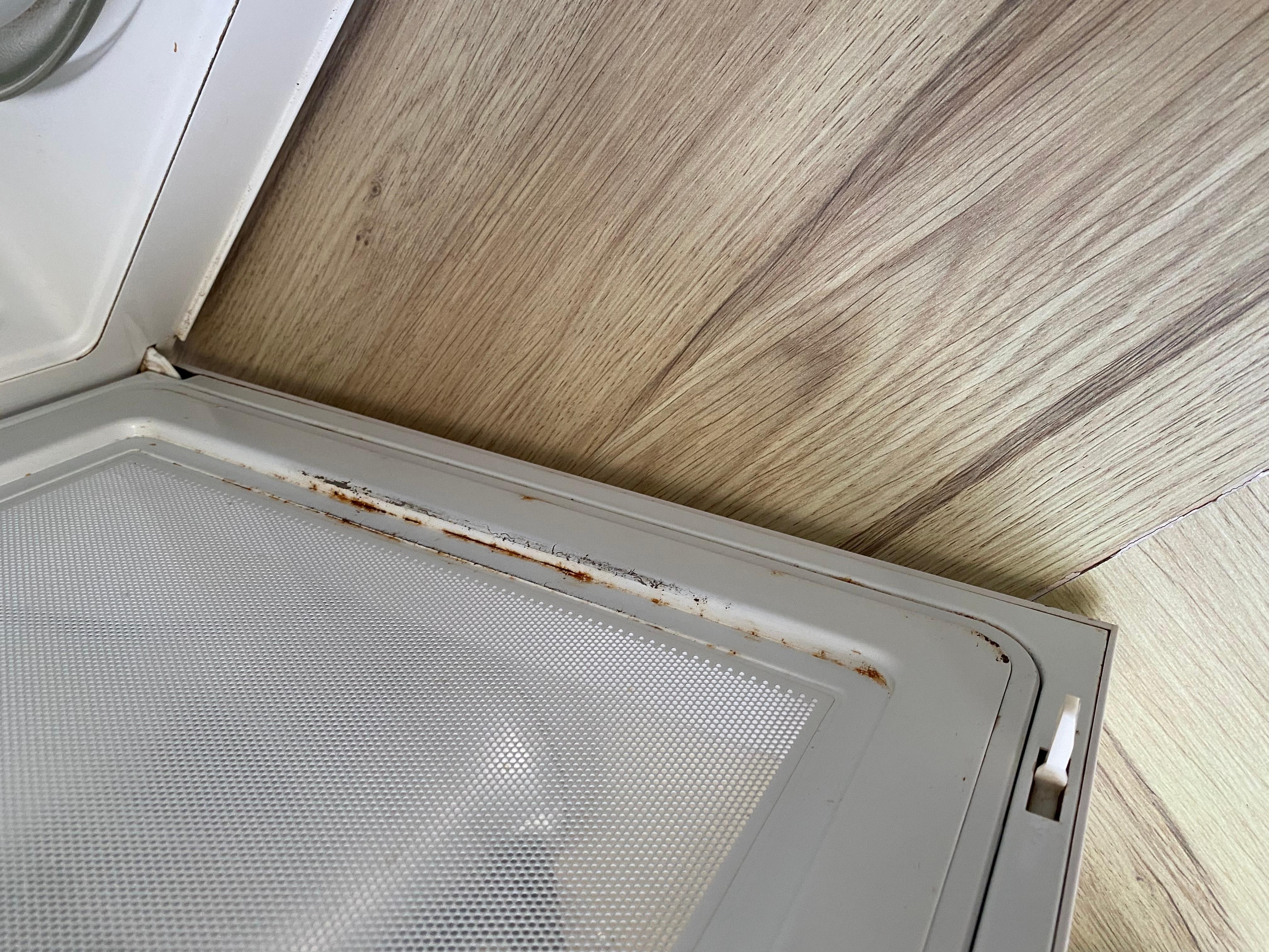 Micro ondes rouillé.