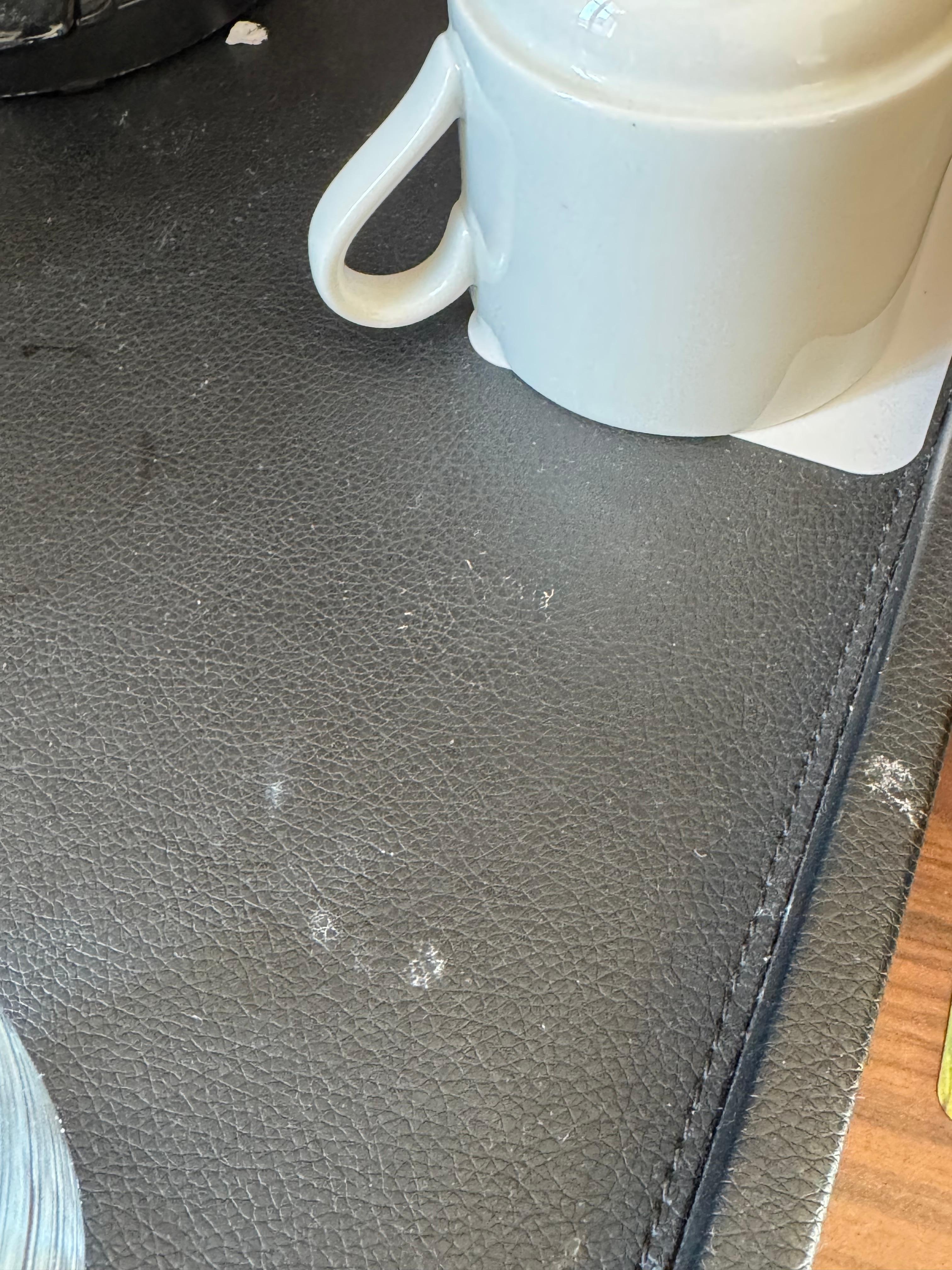 Sujeira por toda as áreas de dentro da acomodação 