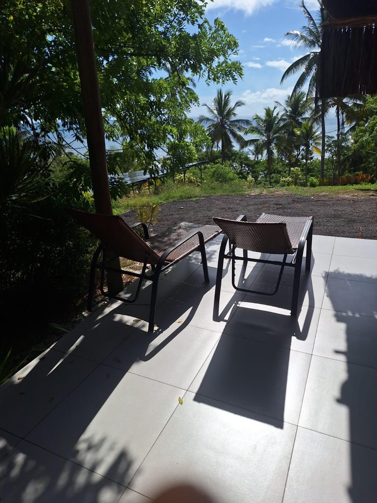 A área da varanda de entrada no quarto 12 tem quase dois metros de altura e não tem balaustrada, risco de queda grave!!