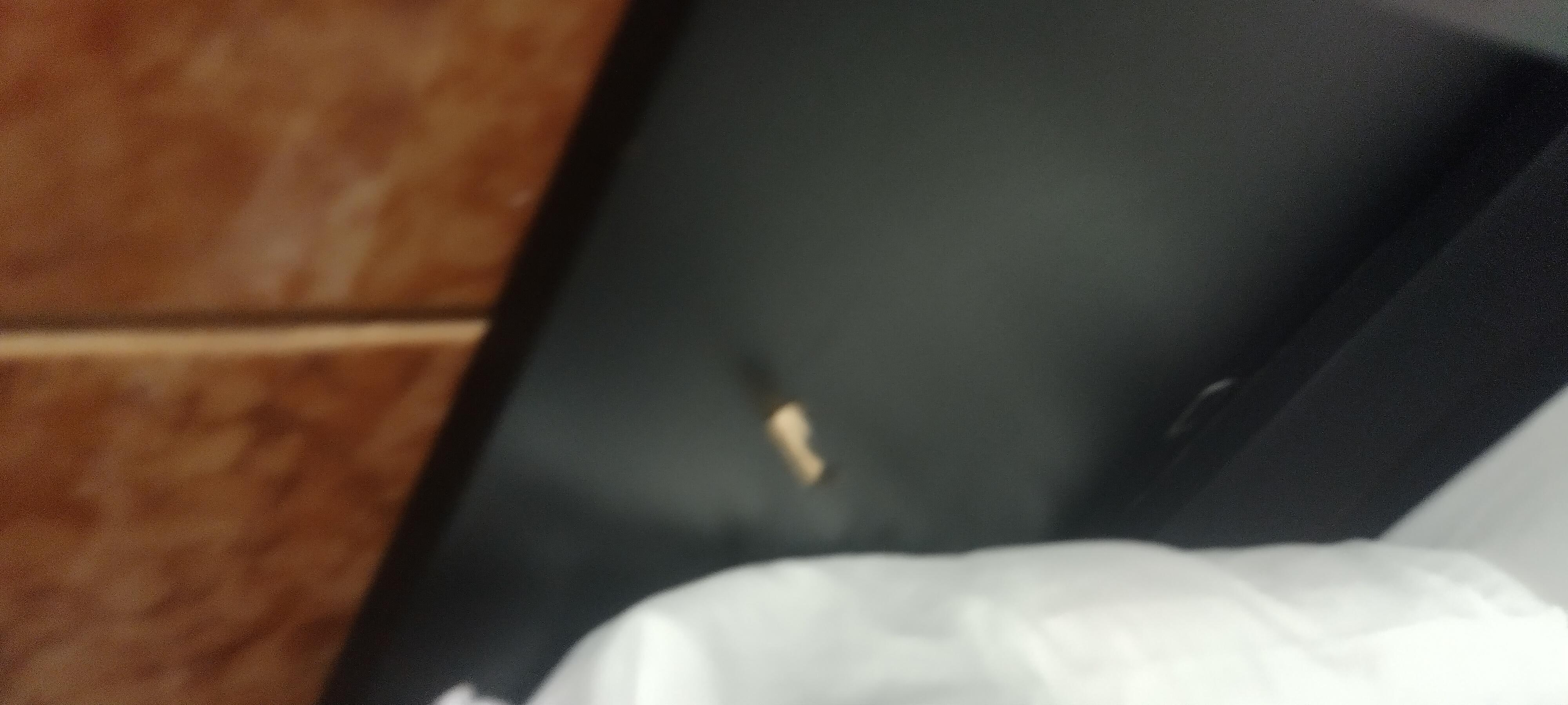 Cabezera con picos donde te puedes lastimar la cabeza.