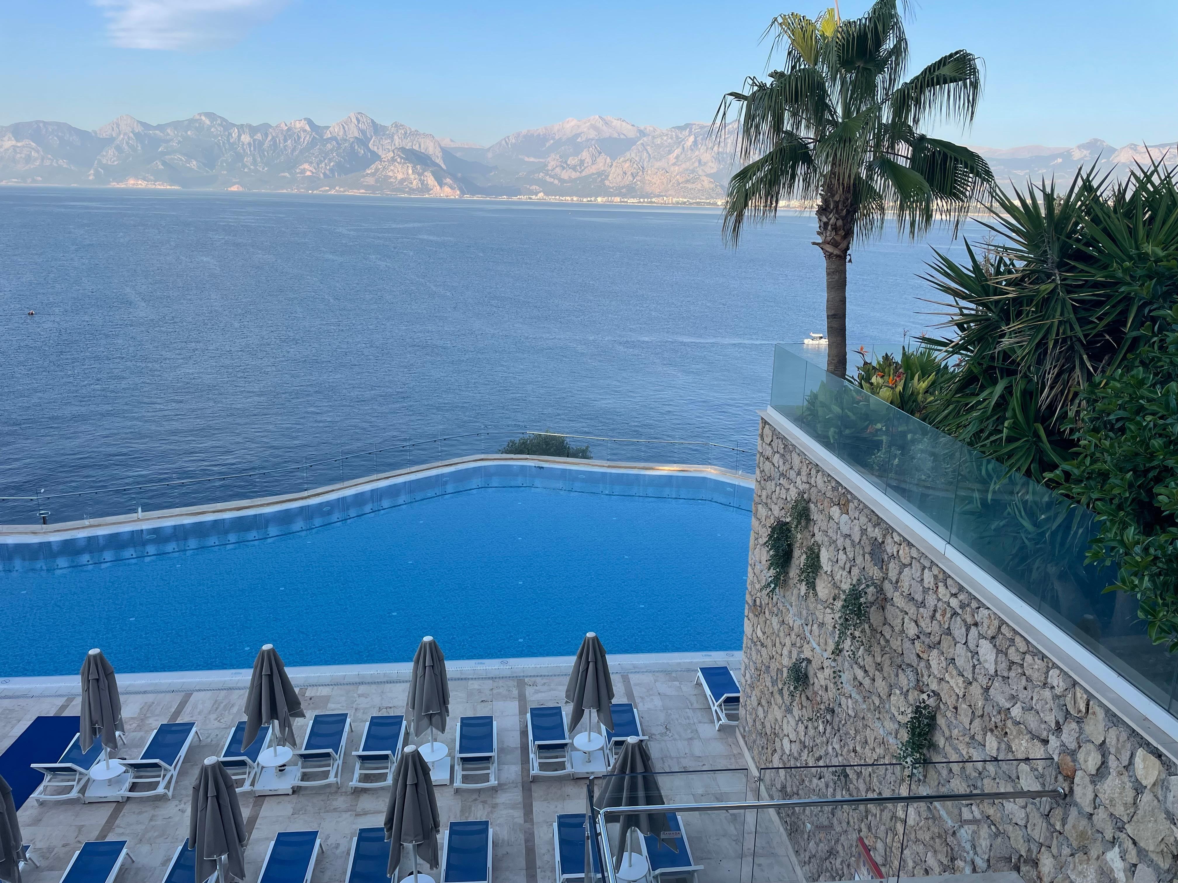 Terrassen ved poolen. 