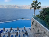 Terrassen ved poolen.