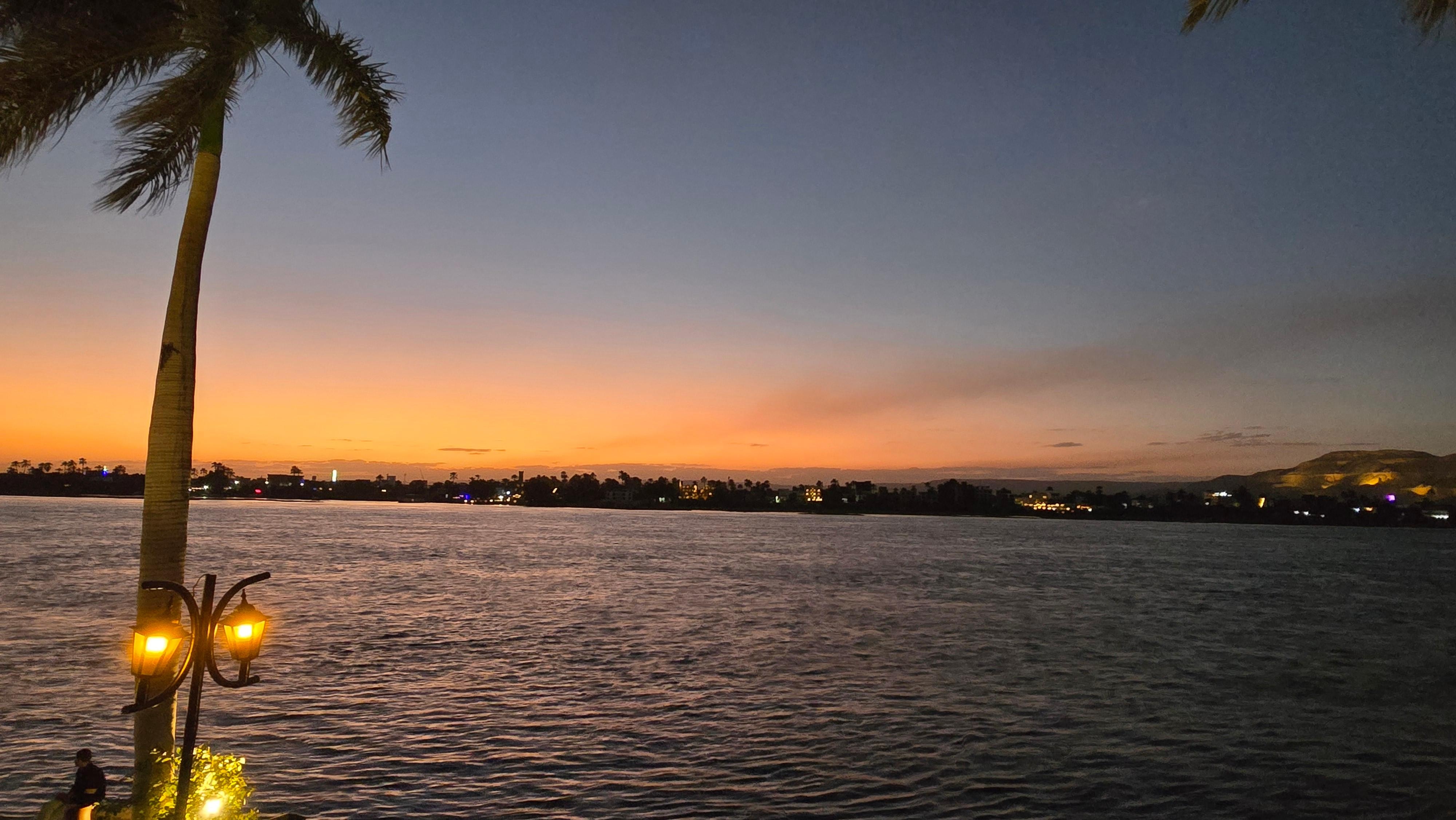 호텔앞에 있는 나일강 일몰 풍경입니다.