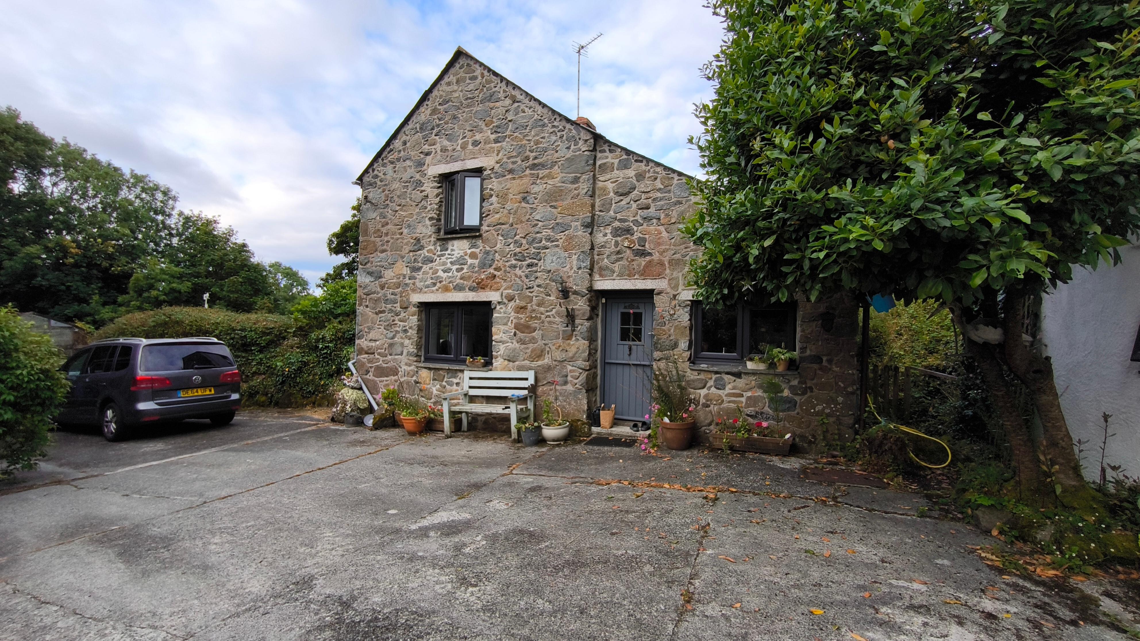 Unsere Gastgeber leben  auf ihrem Farmgelände in einem wunderschönen sehr alten Natursteinhaus.