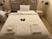 Queen bed advertised as king-sized