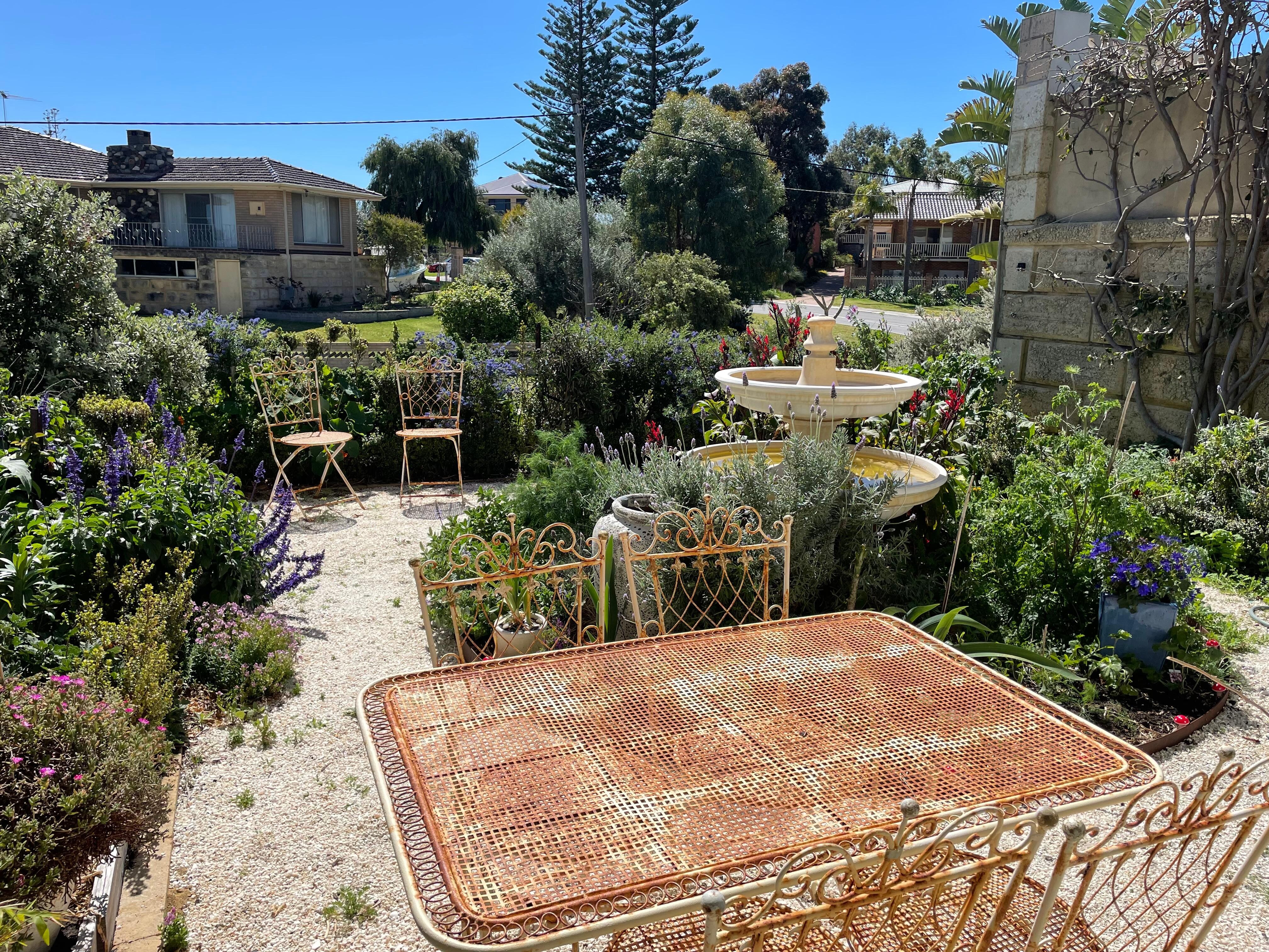 Beautiful front garden - full of sunshine 