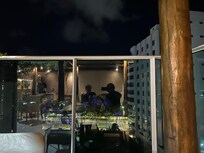 Vista do local da piscina a noite.