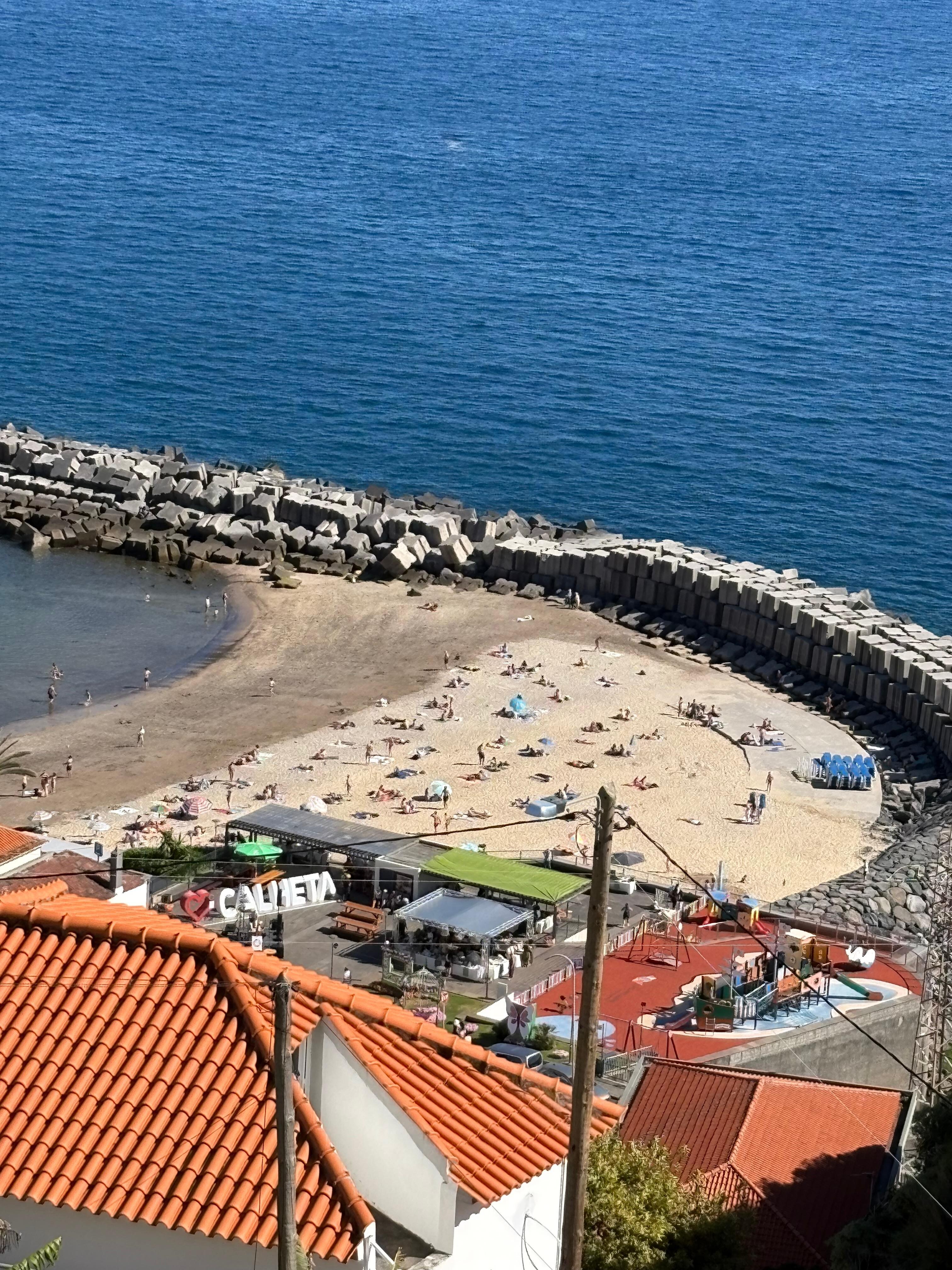 Vue sur la plage de Calheta