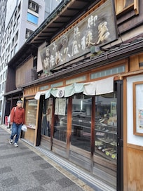 ホテルの西側の古い和菓子屋さん