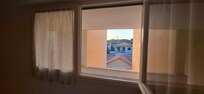 Das Schlafzimmerfenster geht direkt in den Hausflur. So das man die Tür der Nachbarn sieht, alles hört und man kann reinschauen....
