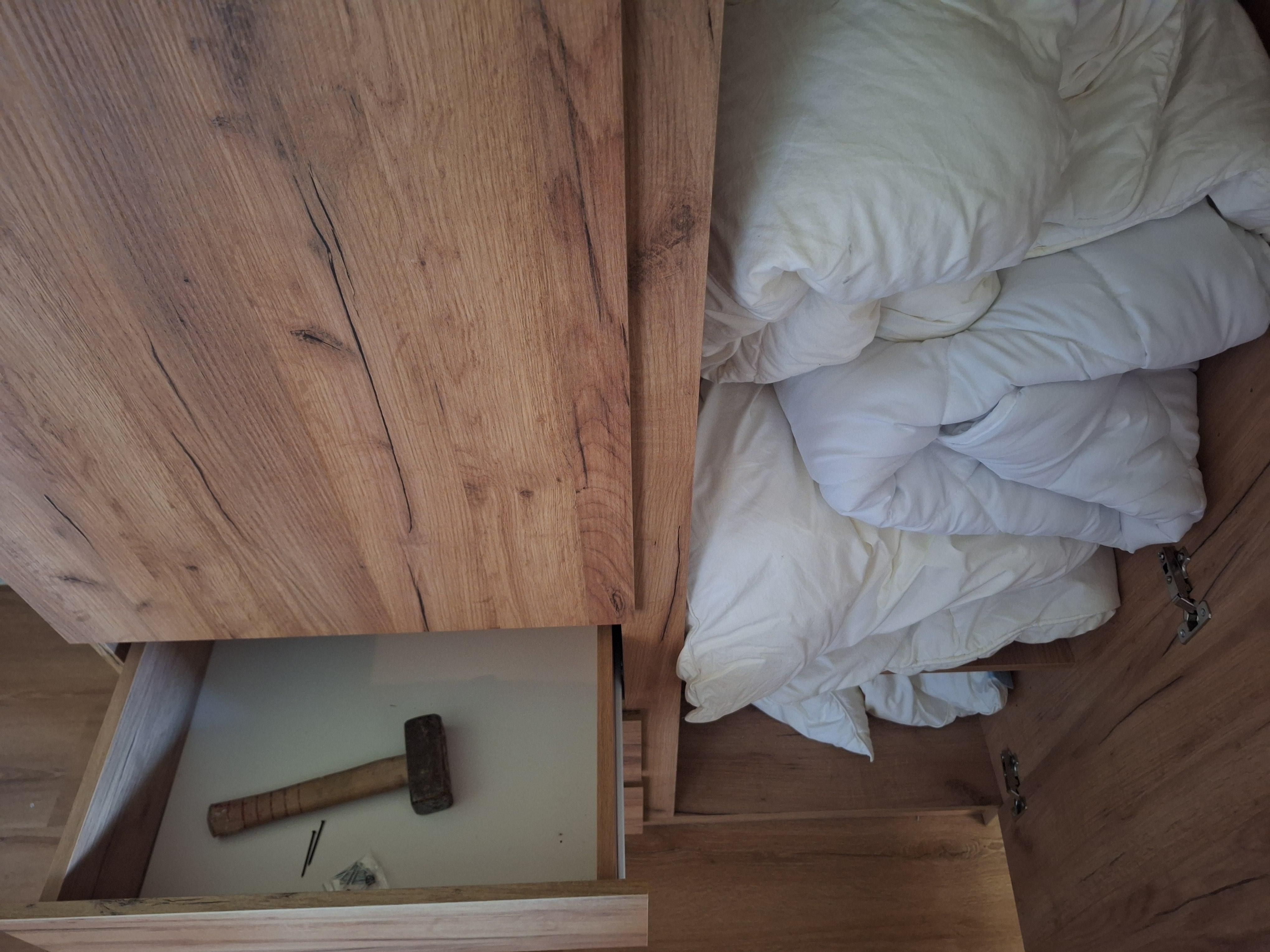 Schrank so vorgefunden mit Werkzeug und Nägeln