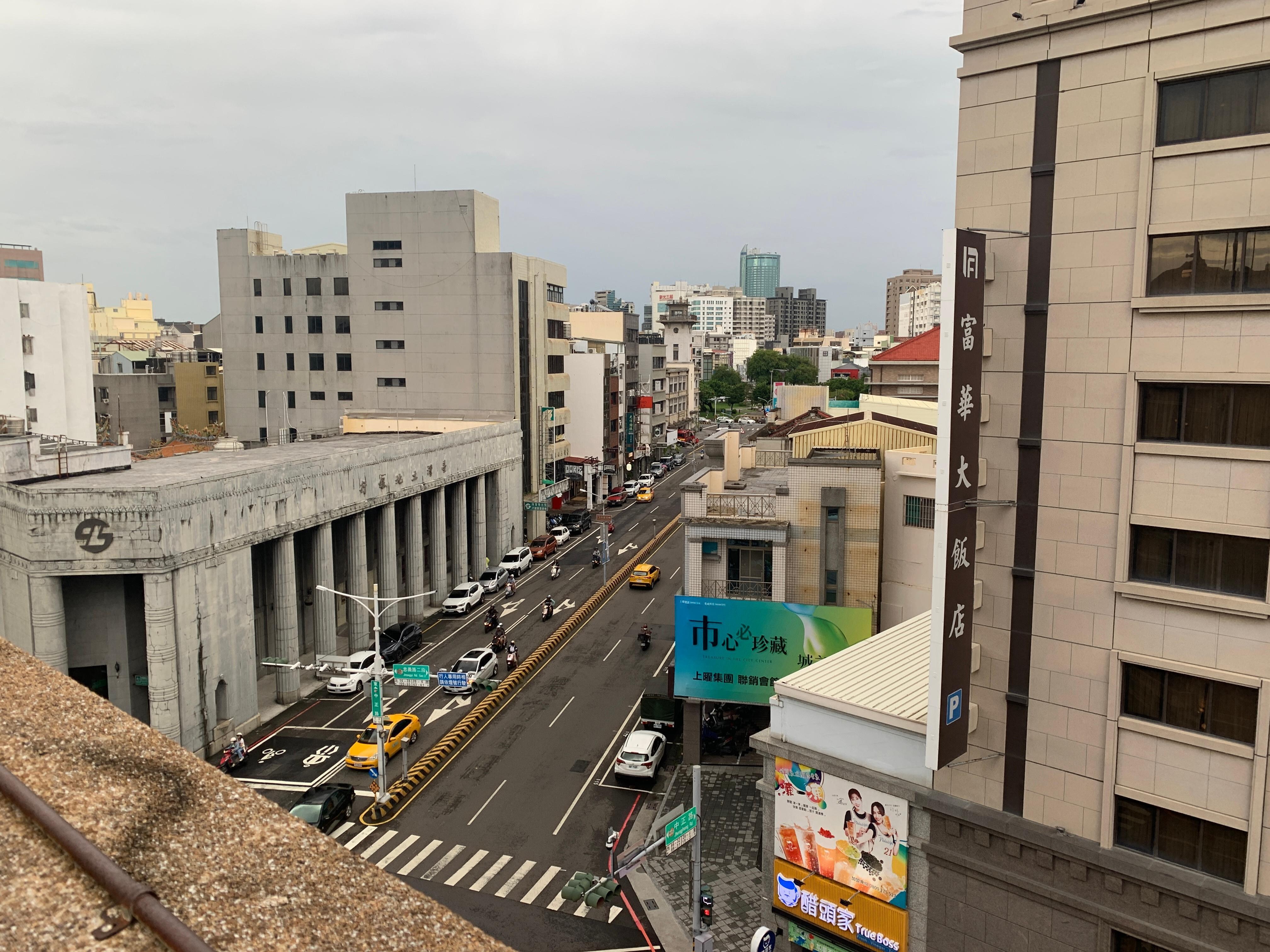 林百貨店の屋上から銀行のビルも日本統治時代に建てられたもののようです。