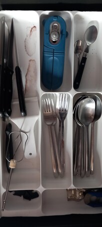 Geschirrschublade dreckig, gespültes Geschirr nass in den Schrank gestellt 👎