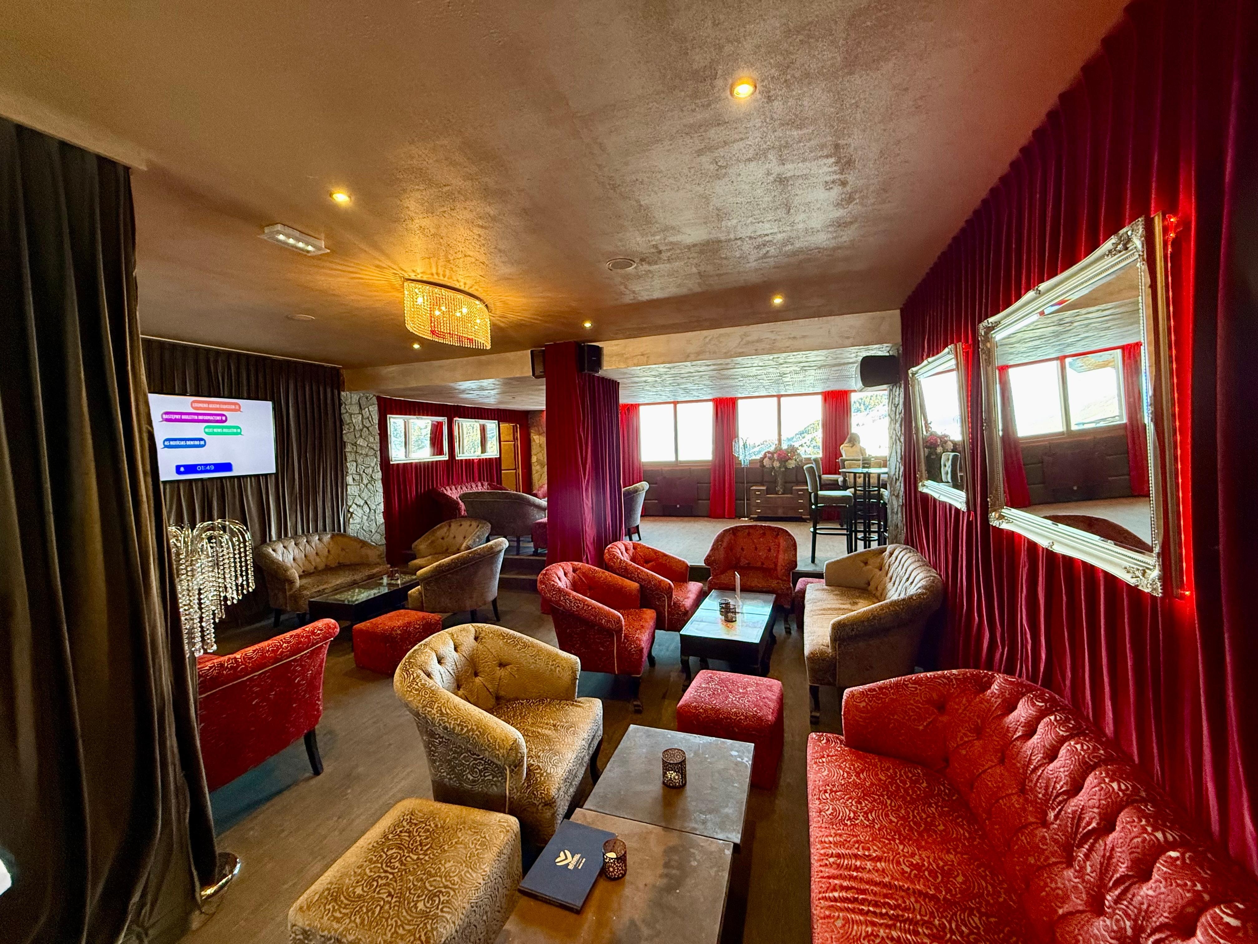 Lobby/bar/pool table. Free coffee, tea,donuts and a fruit daily 