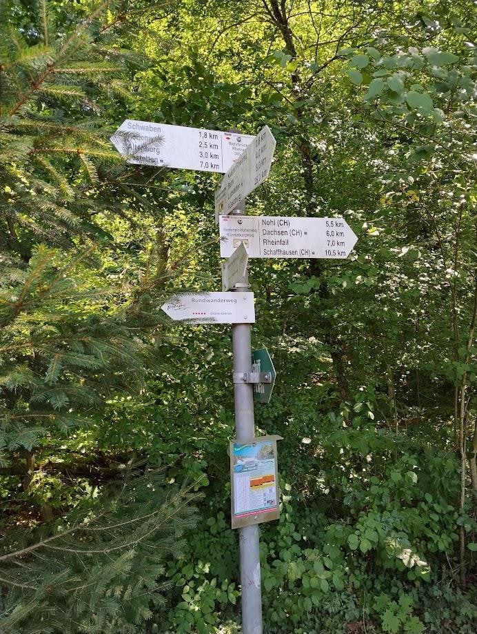 Wegweiser an der Rhein Überquerung in Rheinau