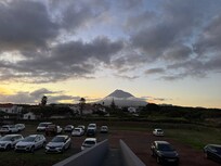 Parkplatz und Ausblick aus den Zimmern auf der anderen Hotelseite
