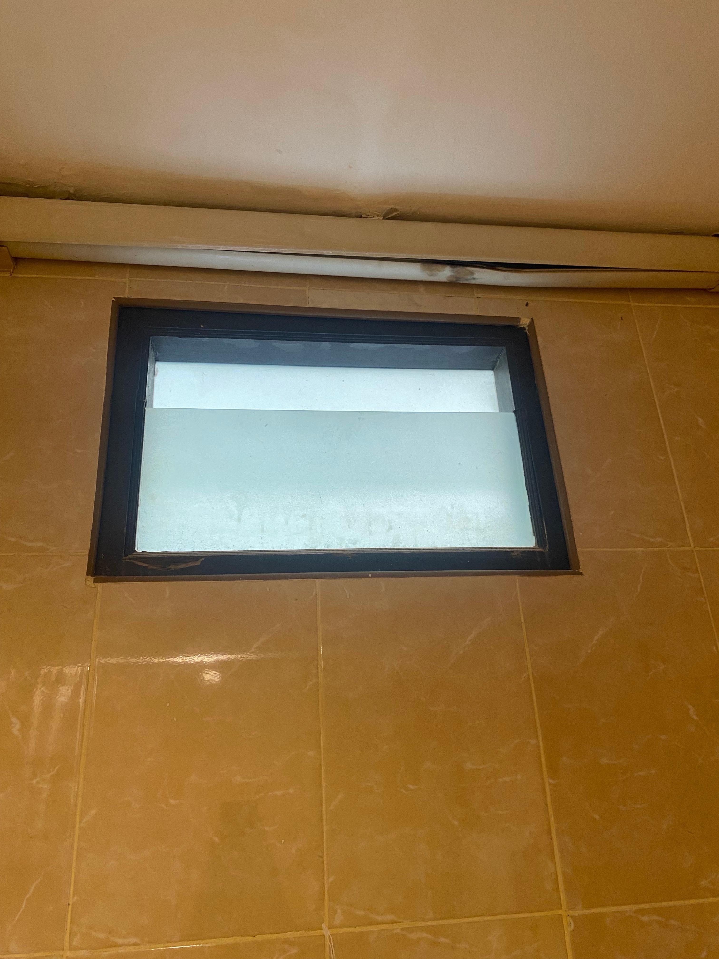 Mycket mygg i badrummet för de hade fönster som ej gick att stänga.