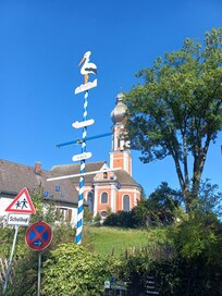 Kirche und Geburtsmaibaum gegenüber
