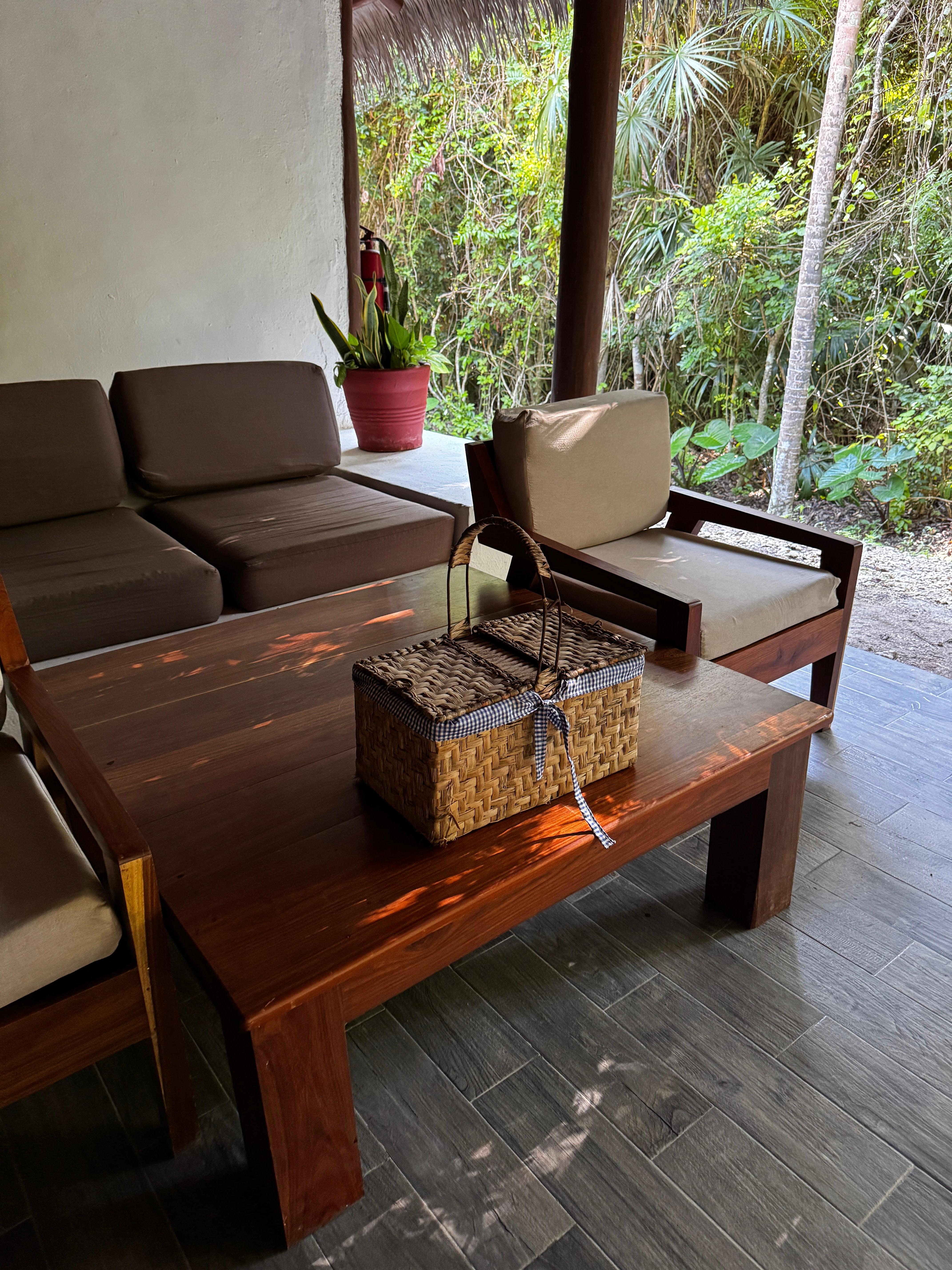 Todos los días por la mañana dejaban una canasta con café y pan en el porche 