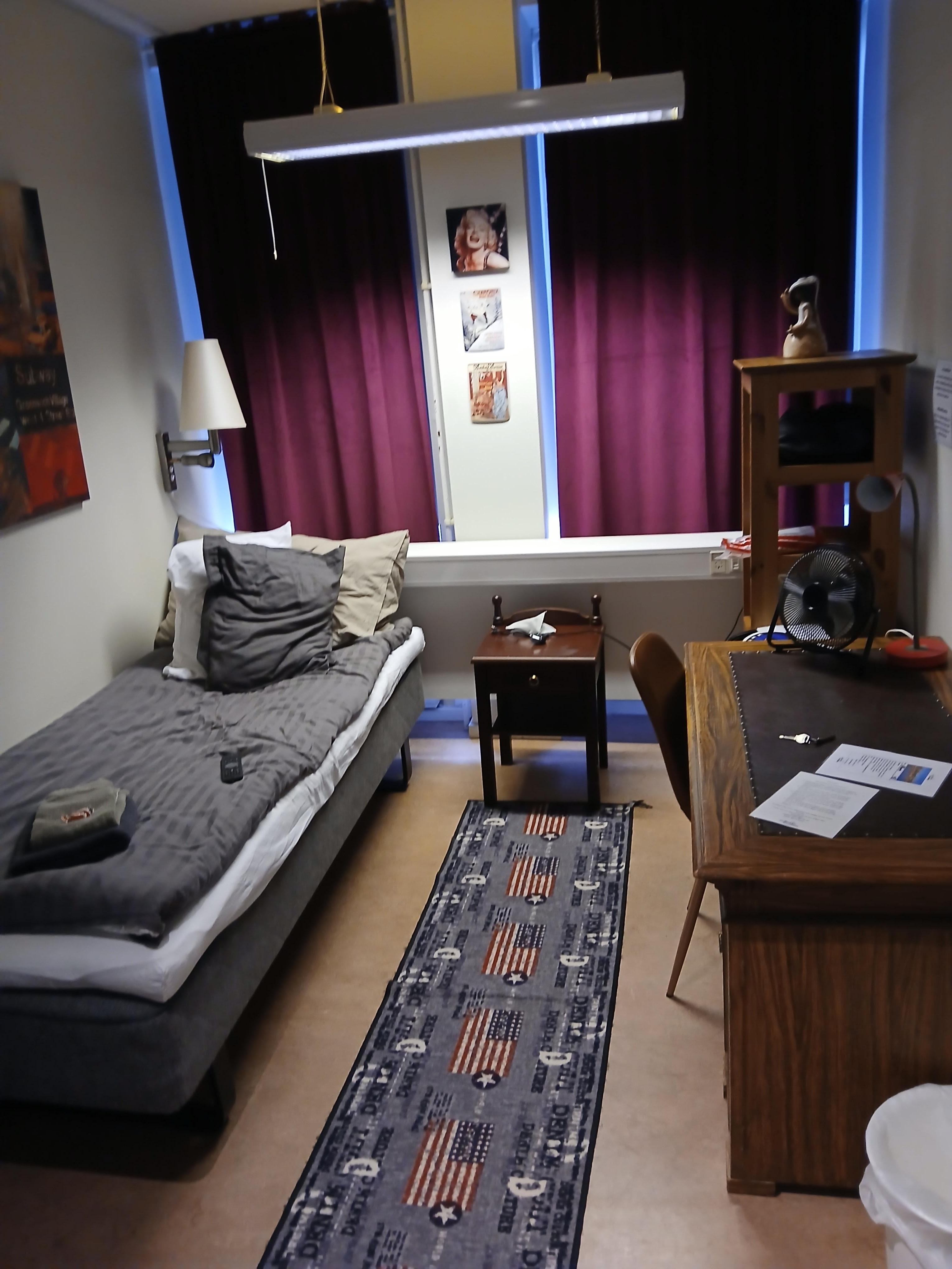 Rummet är mysigt, det finns allt för att må bra.
