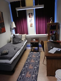 Rummet är mysigt, det finns allt för att må bra.