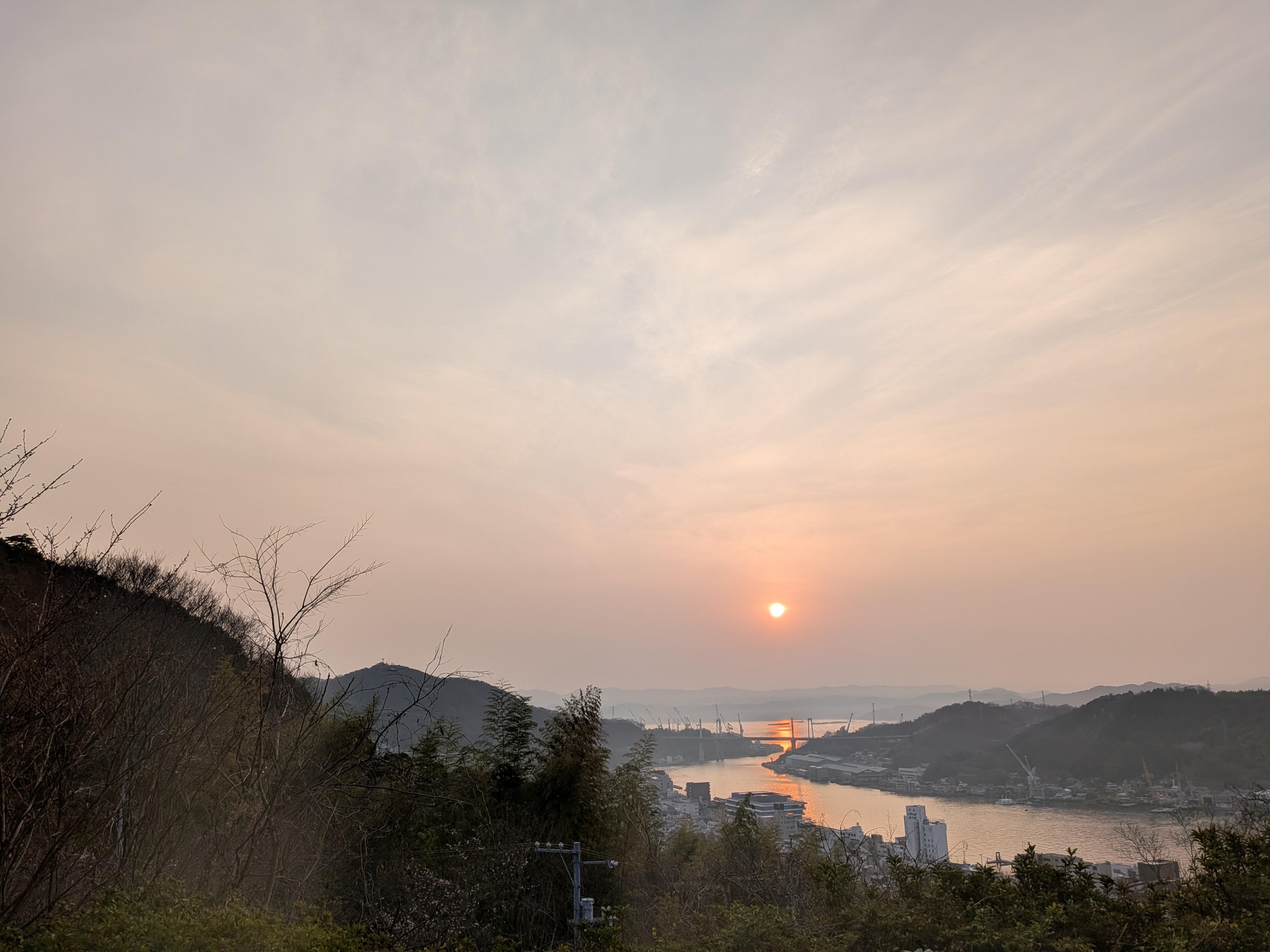 ロビーから見た夜日の出