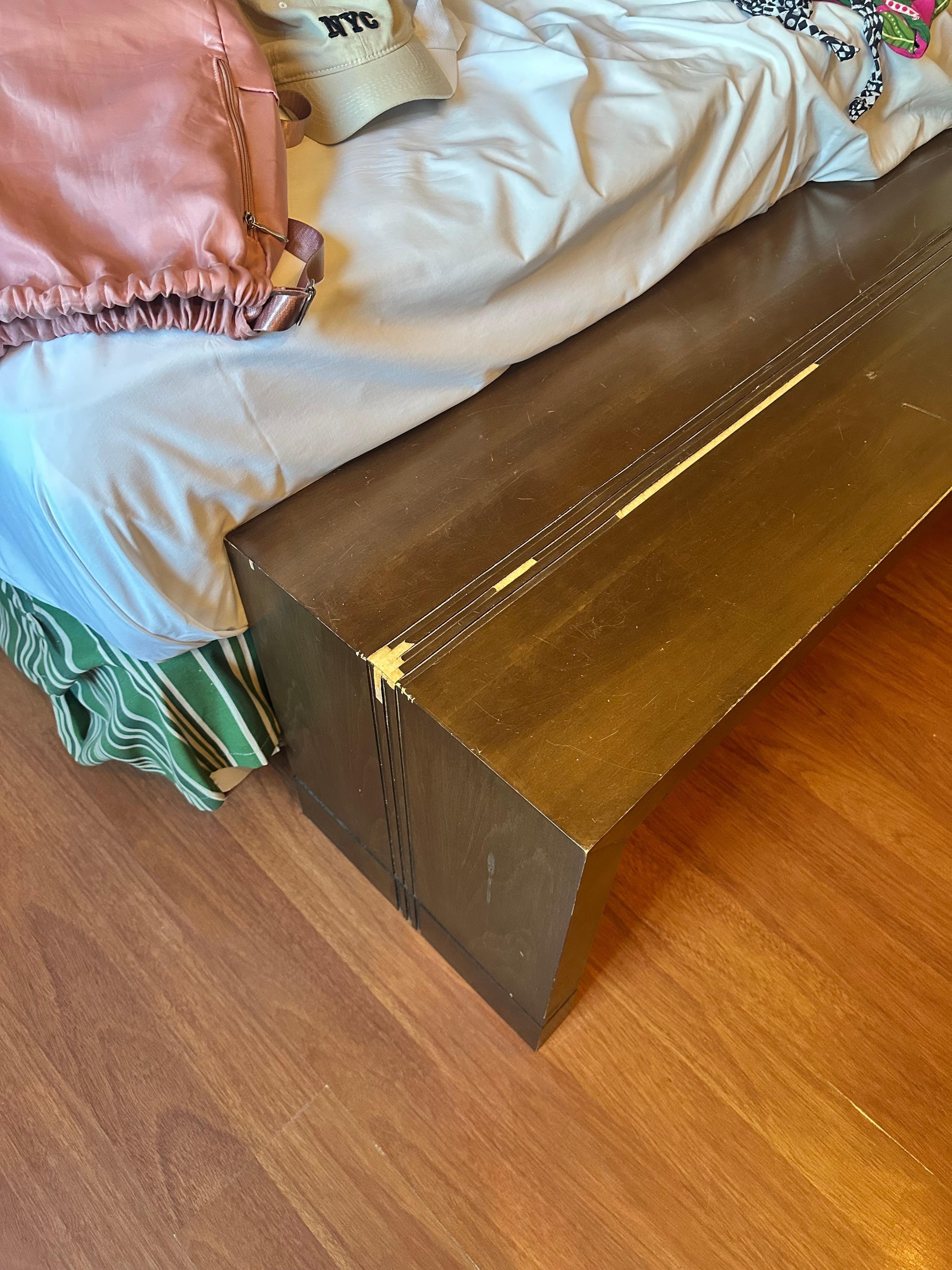 Os moveis do quarto está bem antigo , tem que ter melhorias 