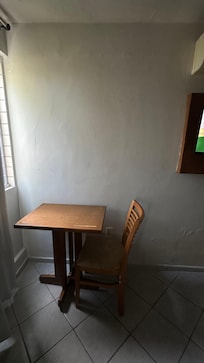 Mesa e cadeira balançando e rangendo.