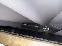 Leere Flasche neben dem Bett