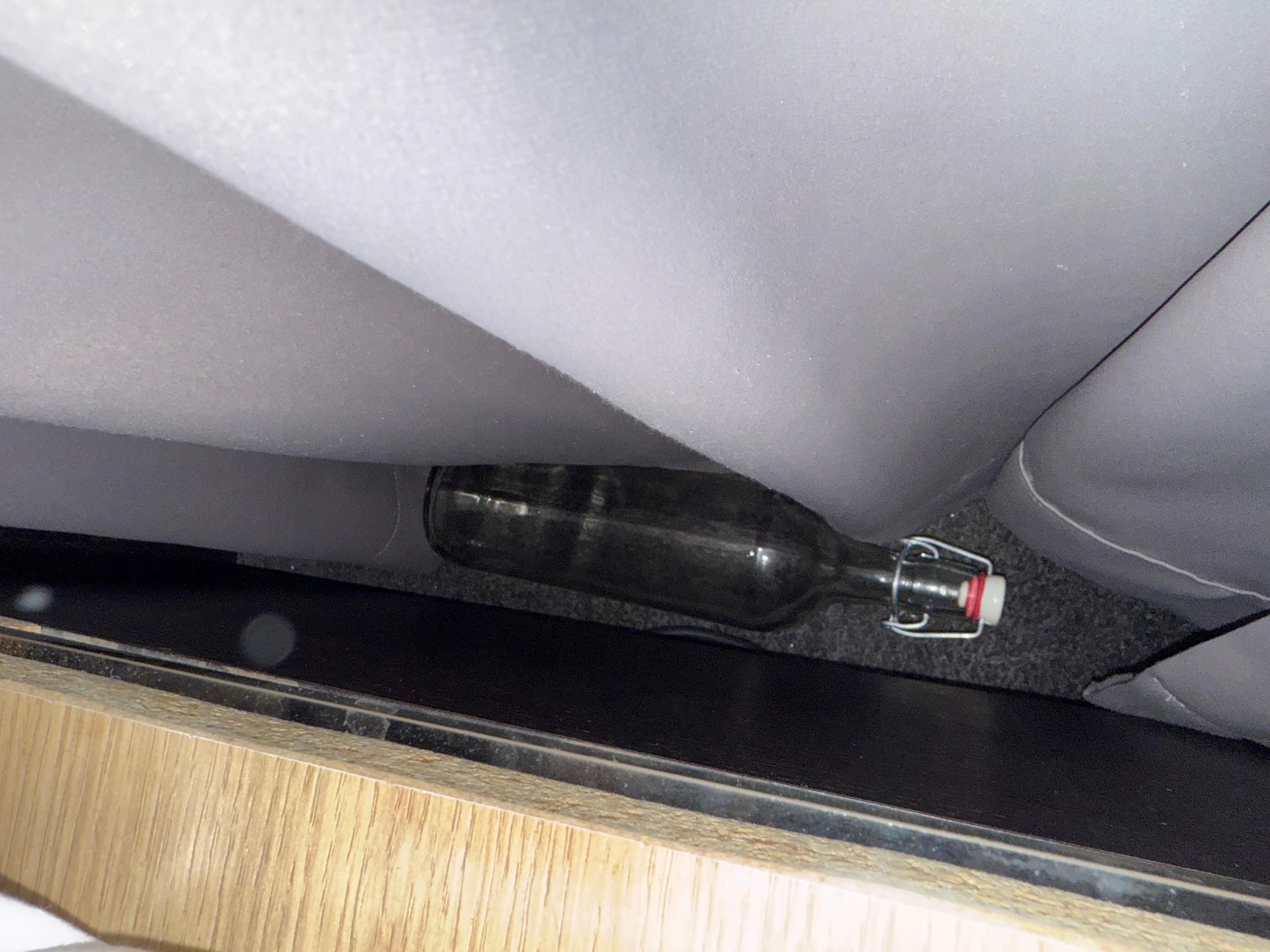 Leere Flasche neben dem Bett