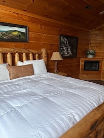 Big wood beds. Very comfortable. Luxurious linens.
