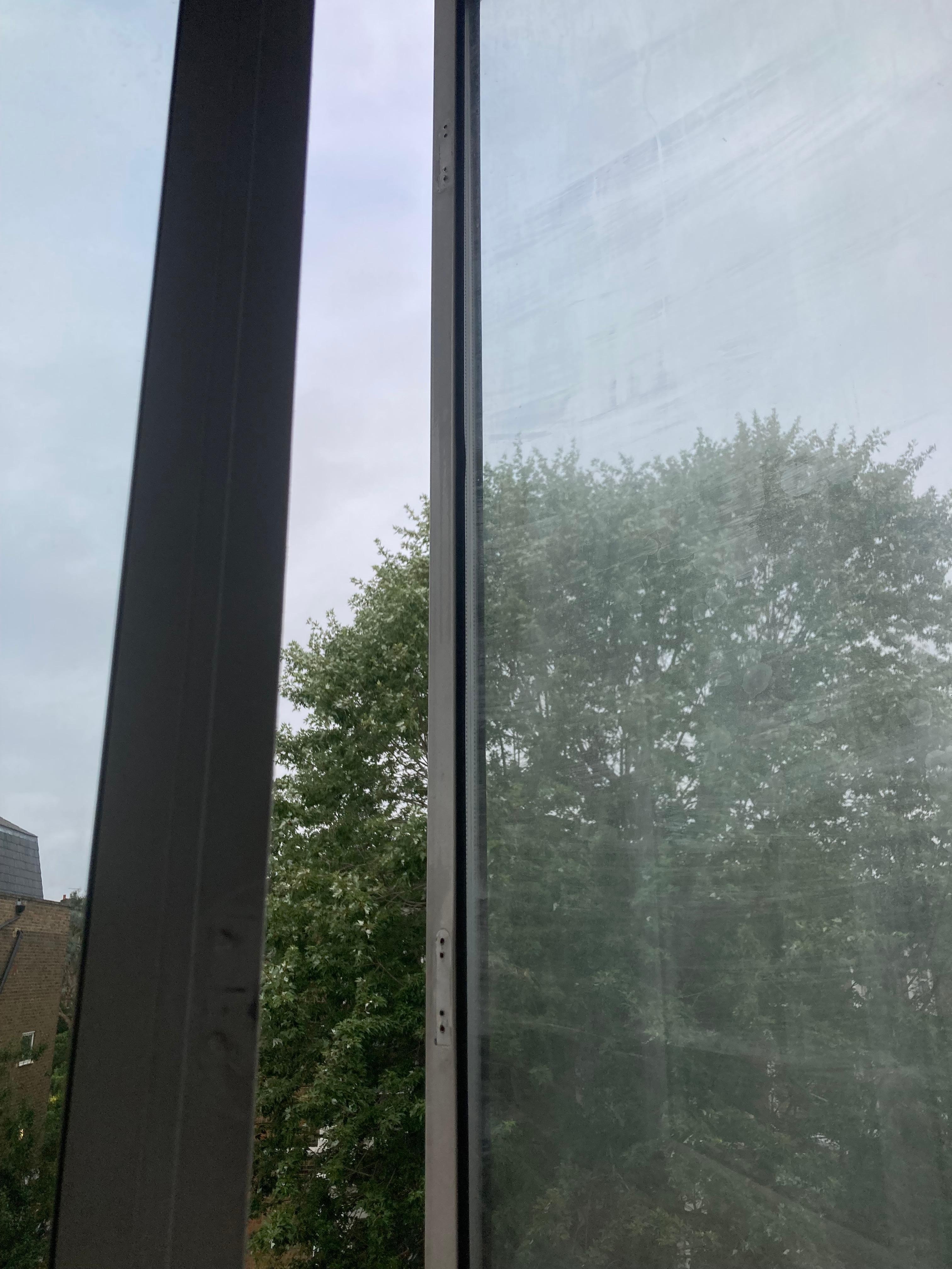 No WINDOW HINGE. The window doesn’t close!!!