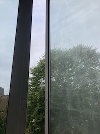 No WINDOW HINGE. The window doesn’t close!!!