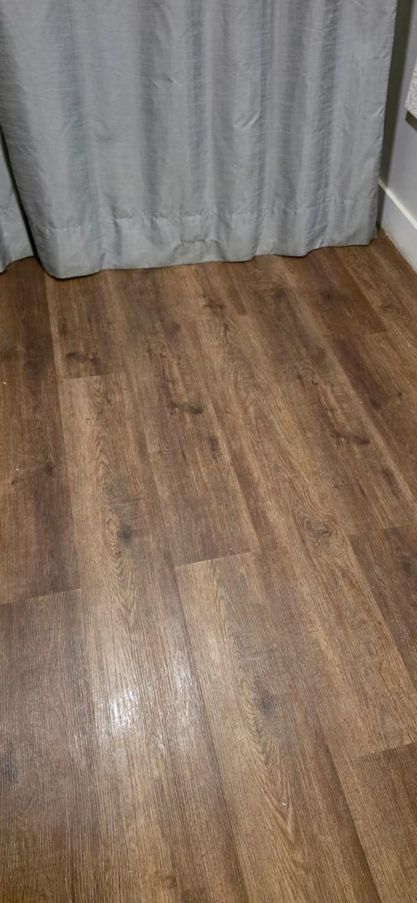 Chão sujo e grudento