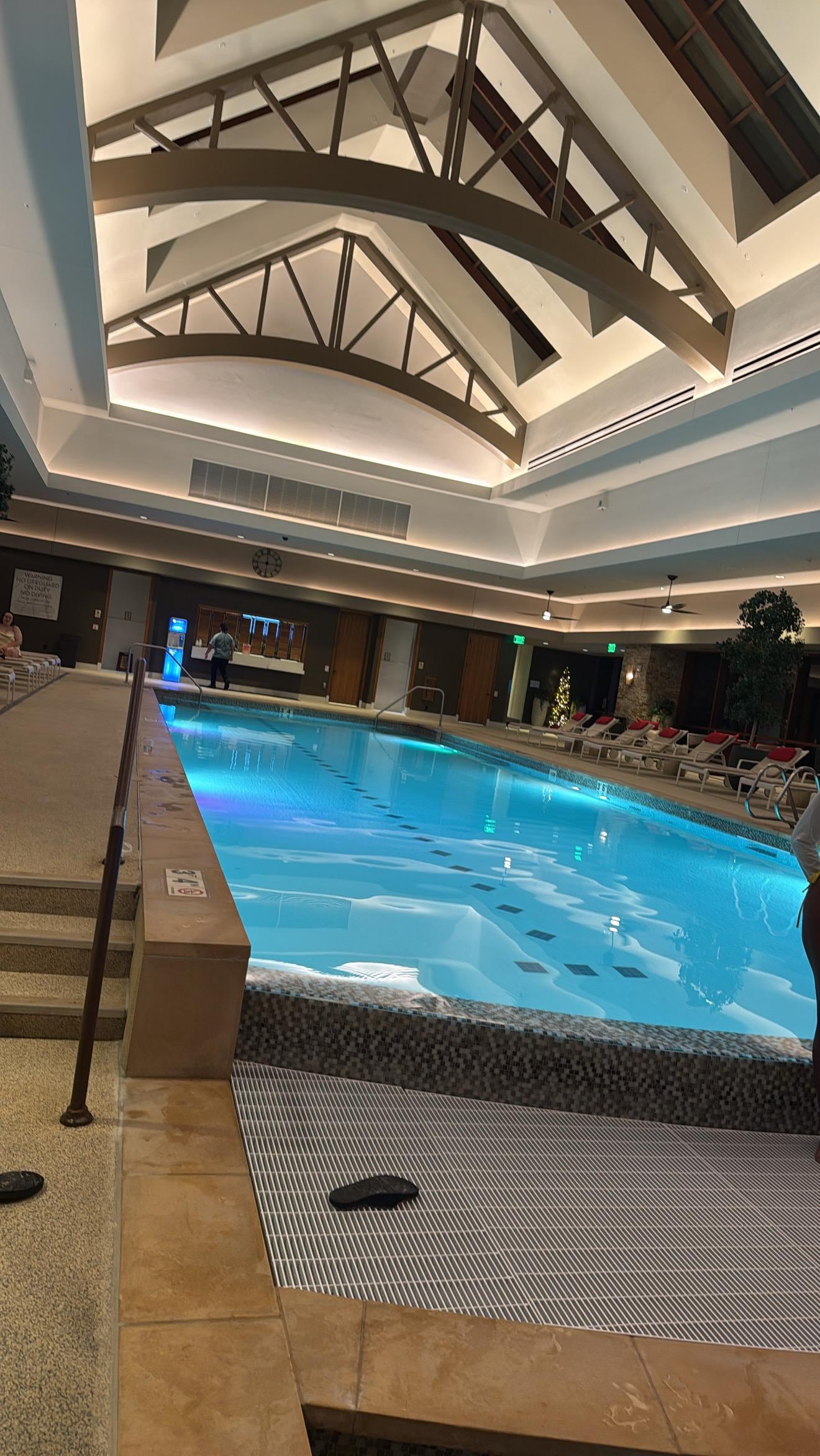 La zona de la piscina se ve súper linda 