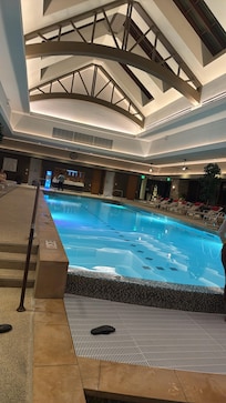 La zona de la piscina se ve súper linda