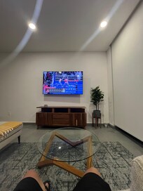 Up to date furniture and T.V with WiFi. Easy to navigate.