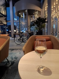 Lobby med DJ och pizza