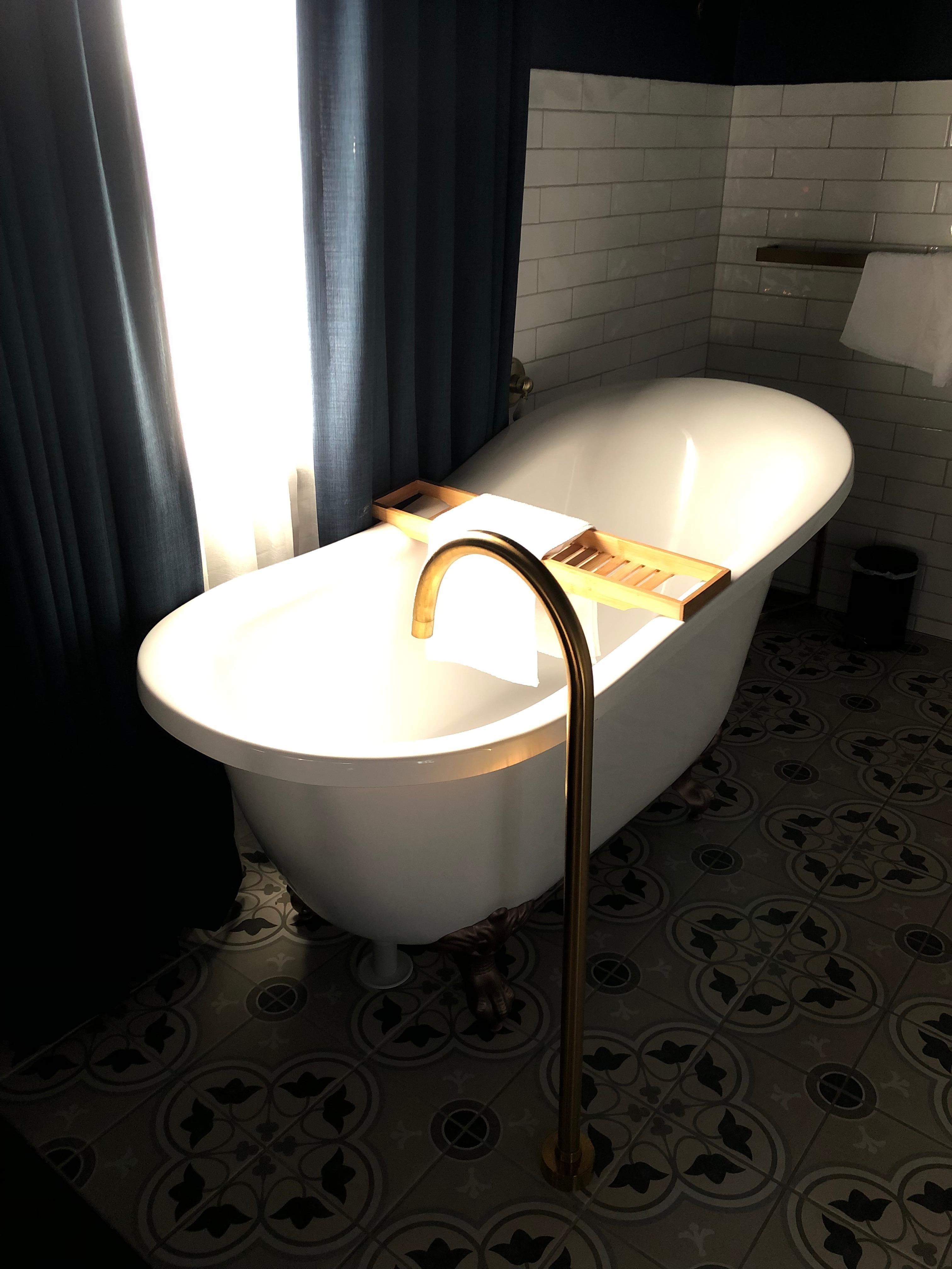 Badkar och dubbeldusch 