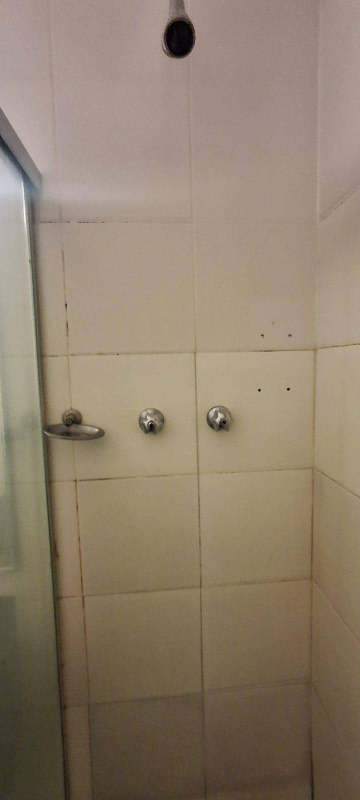 Péssimo estado de conservação do chuveiro e acessórios do box e parte de banho.