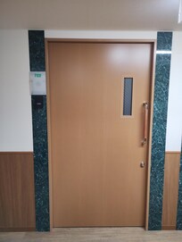 入口は病室のような建付けです